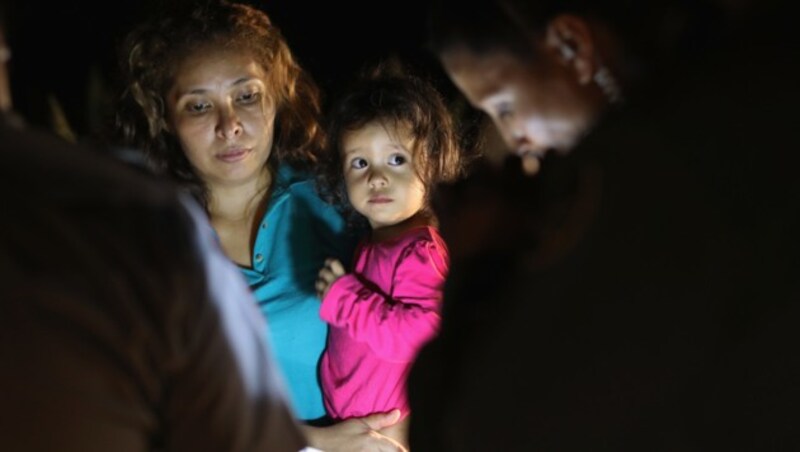 Die Kleine war mit einer Gruppe Frauen auf der Flucht vor brutalen Jugendgangs in ihrer Heimat über den Rio Grande in die USA gekommen. (Bild: AFP)