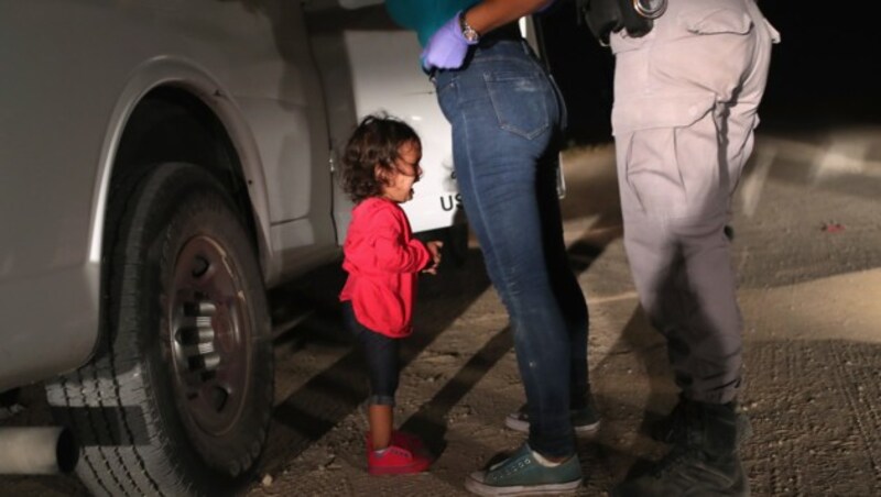 Dieses Bild ging um die Welt: Ein zweijähriges Mädchen weint, während seine Mutter nahe der US-Grenze zu Mexiko durchsucht wird. (Bild: AFP)