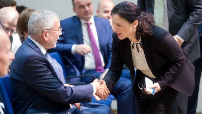 Alexander Van der Bellen und EU-Justizkommissarin Vera Jourova (Bild: APA/GEORG HOCHMUTH)