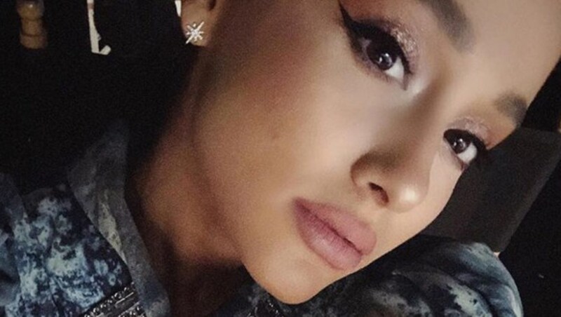 Damit Ariana Grandes Rehaugen-Look verstärkt wird, greift die Sängerin gerne zu falschen Wimpern und kräftigem Eyeliner. (Bild: www.PPS.at)