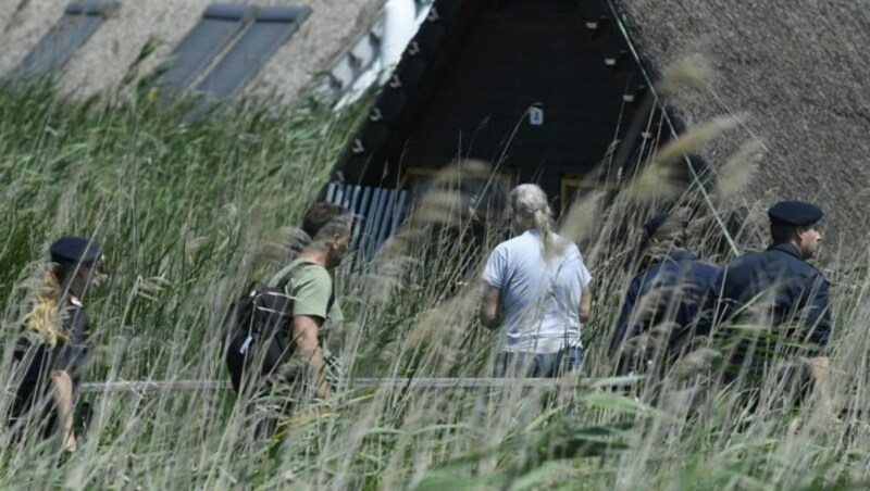 Die Tatrekonstruktion wurde am Neusiedler See fortgesetzt. Im Bild: Alfred U. vor seiner Schilfhütte in Rust, wo Leichenteile gelagert wurden (Bild: APA/ROBERT JAEGER)