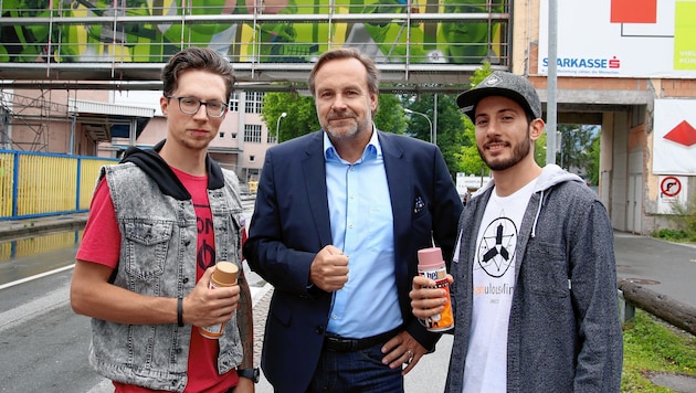 Graffiti bei AustroCel. Bild zeigt Graffiti Künstler aus Berlin Benjamin mit GF Jörg Harbring (Austro Cel) und Graffiti Künstler Dominik Ivan. (Bild: ANDREAS TROESTER)