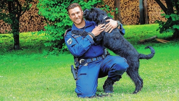 Polizeihundeführer mit seinem Polizeihund Carlos (Bild: Markus Tschepp)