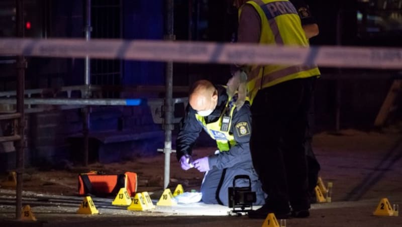 Forensiker sicherten Spuren am Tatort in Malmö. (Bild: AP)