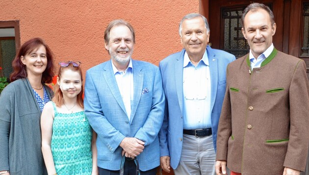 Mathias Heindl, Bernhard Holzer und Primarius Franz Siebert unterstützen die Familie Rattenberger mit einer Therapiehundausbildung. (Bild: Rotary Club St. Veit)