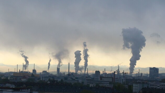 Eindrucksvolle Säulen über dem Linzer Industriegelände. Meist ist es aber bloß Wasserdampf. (Bild: Werner Pöchinger)