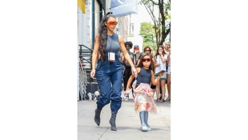 Kim Kardashian mit Töchterchen North in New York (Bild: www.PPS.at)