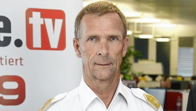 Brigadier Walter Feichtinger bei einem Besuch im krone.at-Newsroom (Bild: Reinhard Holl)