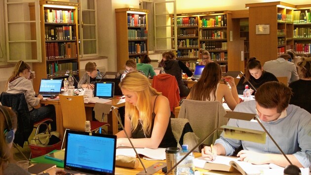 Lernen und schreiben steht heute von 19 bis 2 Uhr früh in der Hauptbibliothek am Programm (Bild: Universitätsbibliothek Salzburg)