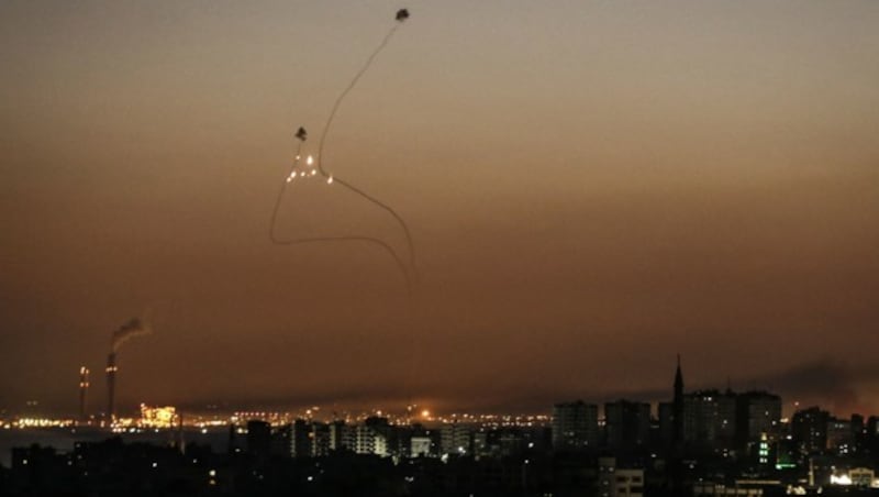 Das Raketenabwehrsystem „Iron Dome“ fing sieben Raketen ab. (Bild: APA/AFP/MAHMUD HAMS)