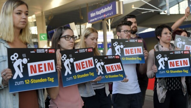 Vor Abfahrt zum Ministerrat und der „Regierungskonferenz“ nach Linz wurde in Wien gegen den „12-Stunden-Tag“ demonstriert. (Bild: APA/ROLAND SCHLAGER)