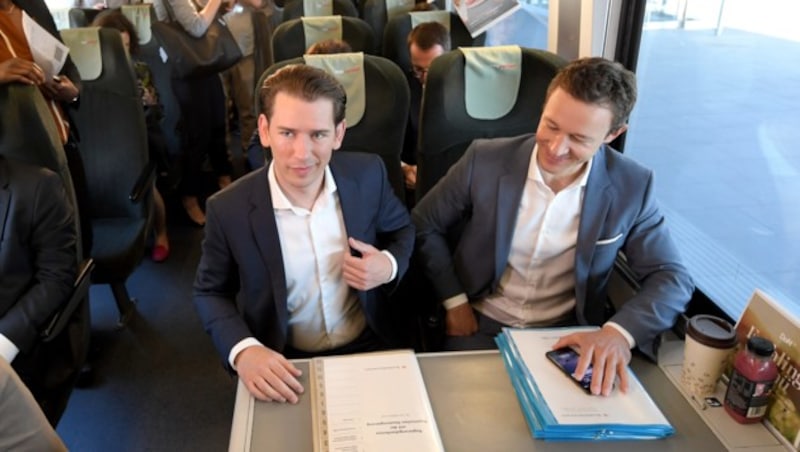 Bundeskanzler Sebastian Kurz und Kanzleramtsminister Gernot Blümel (r.) im Zug bei der Anreise zum Ministerrat und der „Regierungskonferenz“ mit der bayrischen Landesregierung in Linz (Bild: APA/ROLAND SCHLAGER)