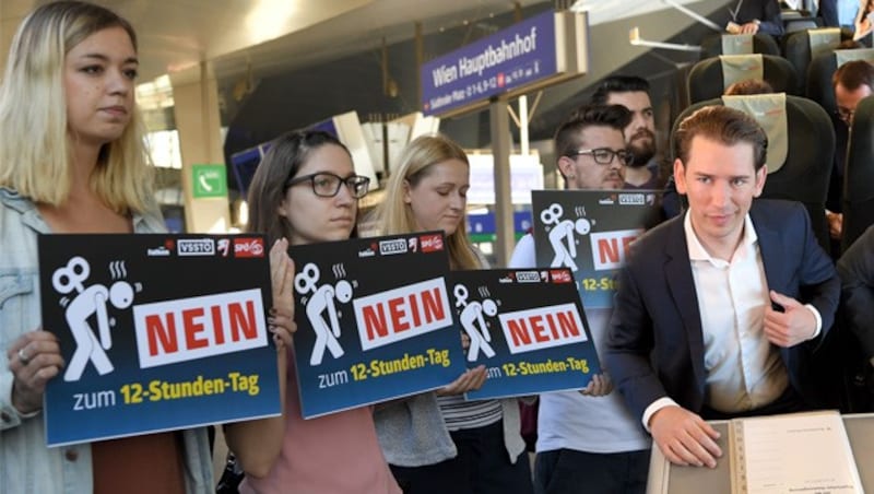 Bundeskanzler Sebastian Kurz reiste mit dem Zug nach Linz zum Ministerrat und der „Regierungskonferenz“ mit der bayrischen Landesregierung. In Wien kam es am Bahnsteig zu einer Demonstration gegen den Zwölf-Stunden-Tag. (Bild: APA Roland Schlager)