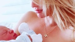 Candice Swanepoel zeigt ihr zweites Kind. (Bild: instagram.com/angelcandices)