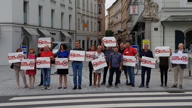 Eine unangemeldete Demo von Arbeitnehmervertretern vorm Landhaus in Linz. (Bild: Pöchinger)