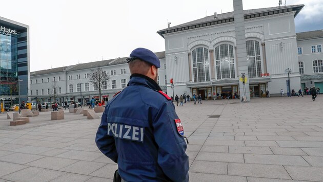 Bei einer Kontrolle beim Salzburger Bahnhof wurden vier Afghanen mit Drogen erwischt. (Bild: Markus Tschepp)