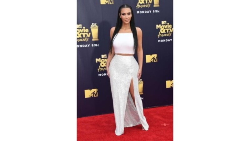 Kim Kardashians schwarze Dreads kommen mit dem weißen Bandeau-Oberteil und dem glitzernden langen Rock bei den MTV-Awards besonders gut zur Geltung. (Bild: www.PPS.at)