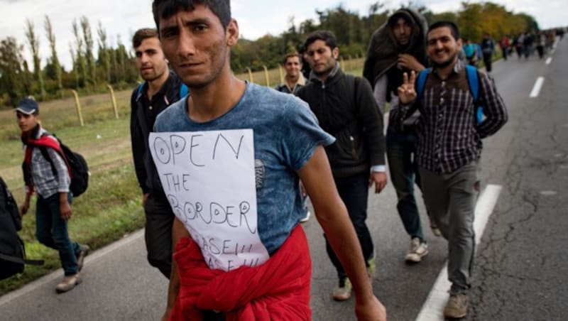 Eine Gruppe von Migranten in Serbien (Bild: AFP)