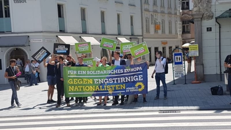 Eine oberösterreichisch-bayerische Grünen-Abordnung demonstrierte gegenüber dem Landhaus in Linz gegen „die Zerstörer Europas“. (Bild: Werner Pöchinger)