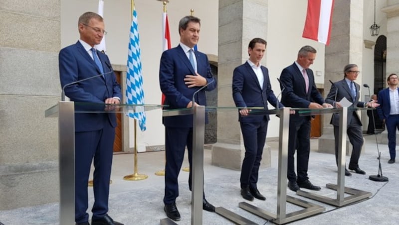 Nach dem Regierungsgipfel in Thomas Stelzers (li.) Linzer Landhaus stellten sich Markus Söder, Sebastian Kurz und FPÖ-Verteidigungsminister Mario Kunasek im schönen Arkadenhof der Presse. (Bild: Werner Pöchinger)