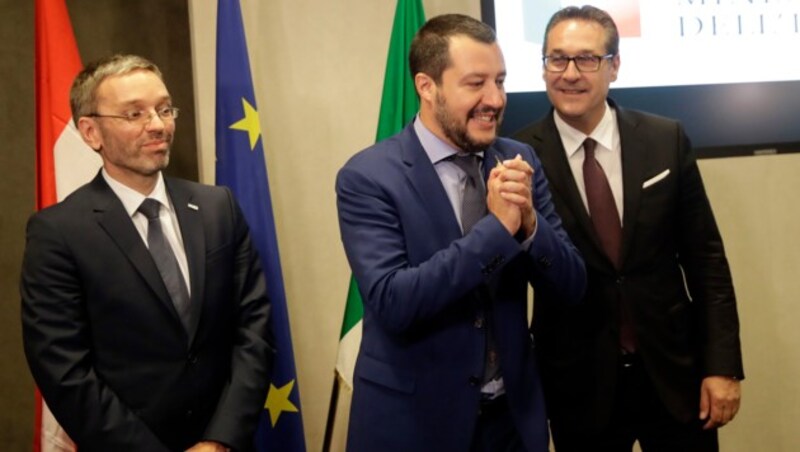 Innenminister Herbert Kickl, Italiens Innenminister Matteo Salvini, Vizekanzler Heinz-Christian Strache (v.l.n.r.) (Bild: AP)