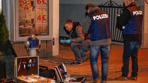 Polizisten nahmen beim Tatort in Salzburg-Lehen Spuren auf (Bild: MARKUS TSCHEPP)