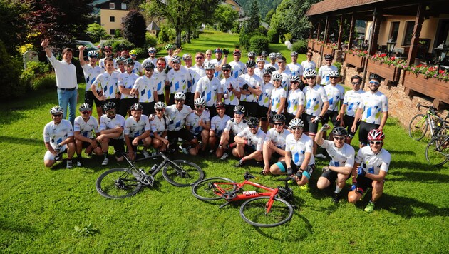 60 Radler waren dabei: Alle Sportler wurden für das Camp mit eigens entworfenen RH 77-Trikots von René Haselbacher eingekleidet. (Bild: Evelyn Hronek Kamerawerk)