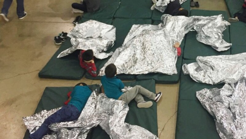 Kinder, die von der US-Einwanderungsbehörde von ihren Eltern getrennt wurden, liegen auf Matten in einem Käfig in einer Einrichtung in McAllen in Texas. (Bild: US BORDER PATROL)