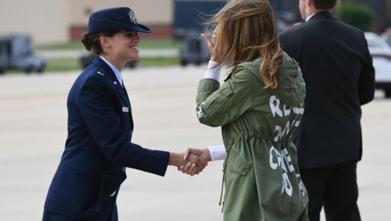 Melania Trump reist mit einer Jacke mit der Aufschrift „Es ist mir wirklich egal. Und dir?“ an die mexikanische Grenze, um Flüchtlingskinder zu besuchen. (Bild: AFP)