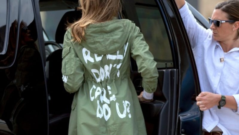 Melania Trump reist mit einer Jacke mit der Aufschrift „Es ist mir wirklich egal. Und dir?“ an die mexikanische Grenze. (Bild: AP)