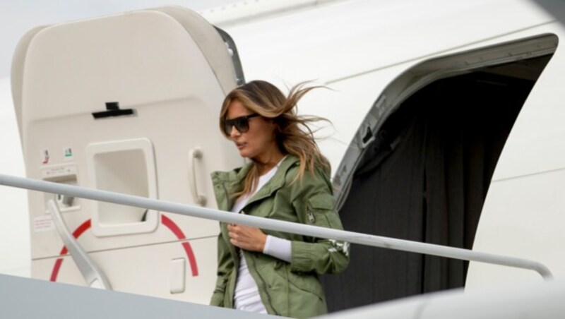 First Lady Melania Trump besuchte von ihren Eltern getrennte Flüchtlingskinder - für Aufsehen sorgte aber ihre Jacke. (Bild: AP)