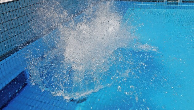 The dramatic swimming accident occurred in an indoor swimming pool in the east of Innsbruck (symbolic image). (Bild: Martin Jöchl)