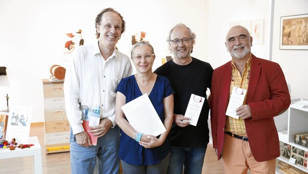 Ali Al Taiee und Claudia Bitter, zwei der Gewinner des „Fit For Life“-Literaturpreises, mit den Initiatoren Klaus Neuhold und Dr. Harald David (v. li. n. re.) (Bild: Jöchl Martin)