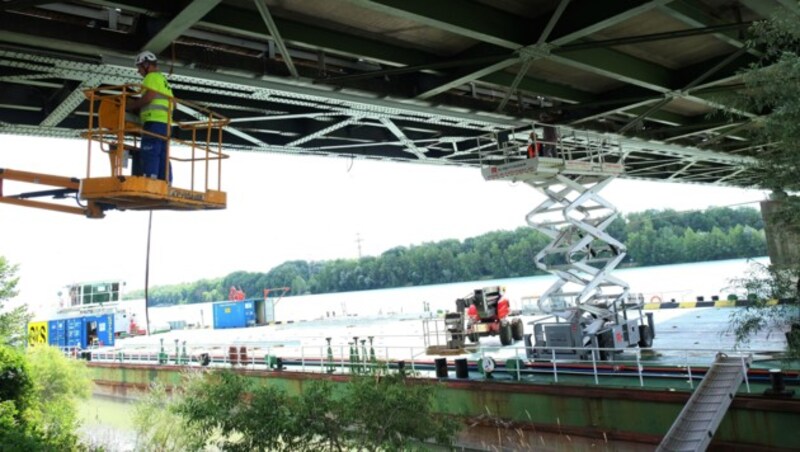 Unter der Brücke montieren Arbeiter bereits eine Art zweite Brücke, von der aus dann die Sanierung durchgeführt wird. (Bild: Horst Einöder)