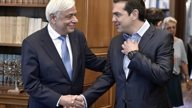 Alexis Tsipras mit dem griechischen Staatspräsidenten Prokopis Pavlopoulos (Bild: AFP)