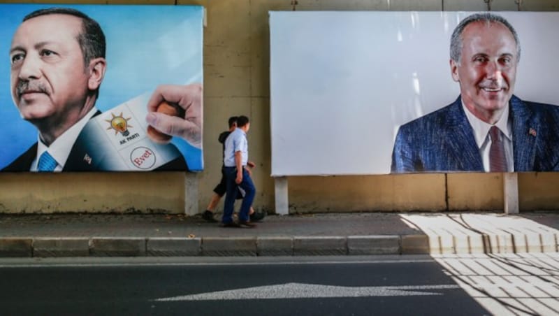 Wahlplakate zeigen Amtsinhaber Erdogan und seinen Herausforderer Ince. (Bild: AP)