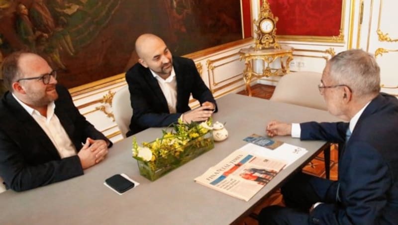 Die „Krone“-Redakteure Robert Loy und Michael Pichler im Gespräch mit Alexander Van der Bellen in der Hofburg. (Bild: Kronen Zeitung)