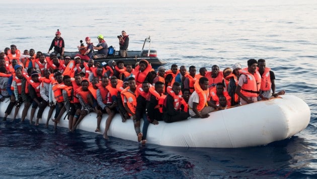 Migranten auf dem Mittelmeer (Bild: AP)