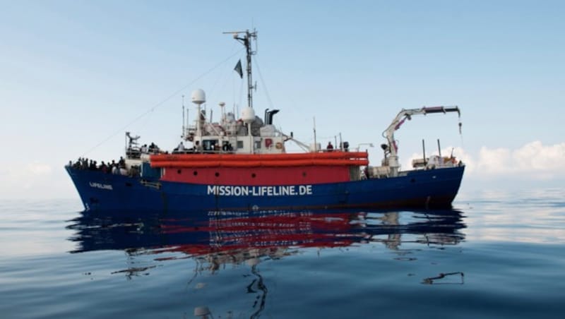 Das NGO-Schiff Lifeline ist das nächste Boot, um das ein Streit entbrannt ist. (Bild: AP)