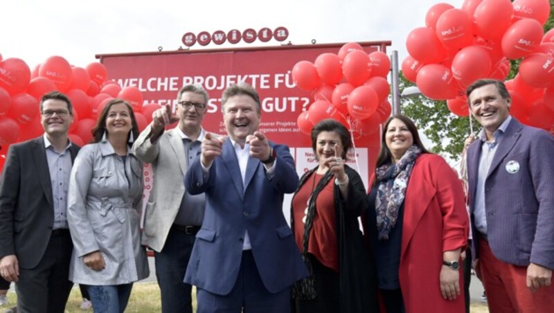 Die Mitglieder der Wiener Stadtregierung Jürgen Czernohorszky, Ulli Sima, Peter Hacker, Bürgermeister Michael Ludwig, Veronica Kaup-Hasler, Kathrin Gaal und Peter Hanke (v.l.n.r.) (Bild: APA/HERBERT NEUBAUER)