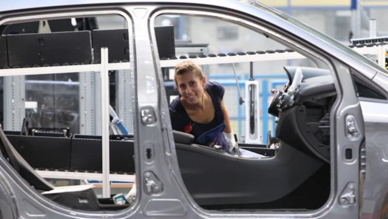 Hier wird ein Mercedes-Benz A-Klasse zusammengebaut. (Bild: AFP)