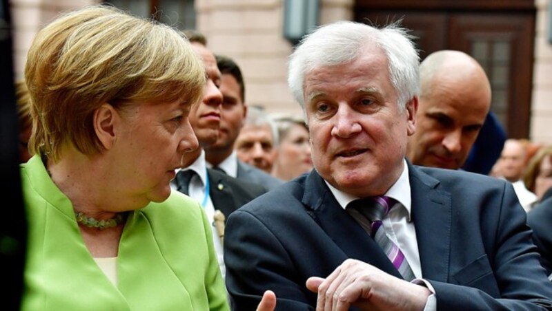 Merkel und Seehofer (Bild: APA/AFP/Tobias SCHWARZ)