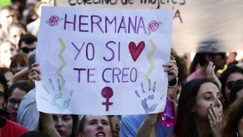 Unter dem Motto „Hermania yo si te creo“ („Schwester, ich glaube dir“) demonstrierten tausende Spanier und solidarisierten sich für das Opfer. (Bild: AFP )