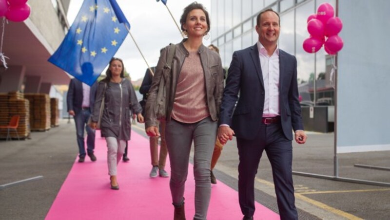 NEOS-Gründer Mathias Strolz mit seiner Frau Irene Strolz-Taferner (Bild: APA/GEORG HOCHMUTH)