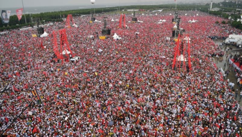 Für seine Abschlusskundgebung in Istanbul konnte Herausforderer Ince ein Meer an Menschen aktivieren. (Bild: AFP)