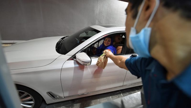 Diese Fahrzeuglenkerin feierte ihre erste Fahrt mit einem Besuch bei McDonald‘s - logischerweise beim Drive-In. (Bild: APA/AFP/HUSSAIN RADWAN)