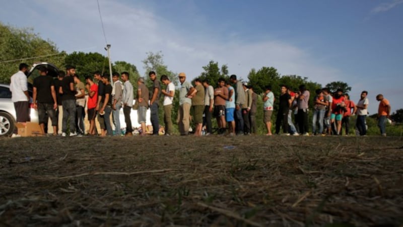 Migranten im bosnischen Grenzort Velika Kladusa (Bild: AP)