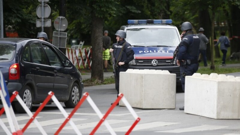 Polizisten sichern die Zufahrten zum Festgelände während eines Festgottesdiensts der Diözese Graz-Seckau zum 800-Jahr-Jubiläum im Stadtpark in Graz. (Bild: APA/ERWIN SCHERIAU)