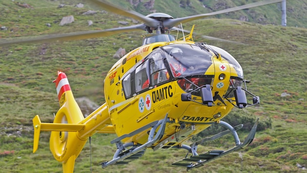 Der Schwerverletzte wurde mit dem Notarzthubschrauber in die Innsbrucker Klinik geflogen. (Bild: Christof Birbaumer (Symbolbild))
