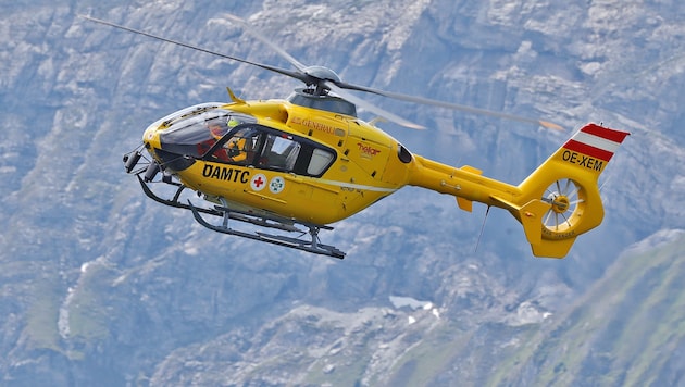 The young holidaymaker was flown to Innsbruck University Hospital by emergency helicopter (symbolic image). (Bild: Christof Birbaumer (Symbolbild))